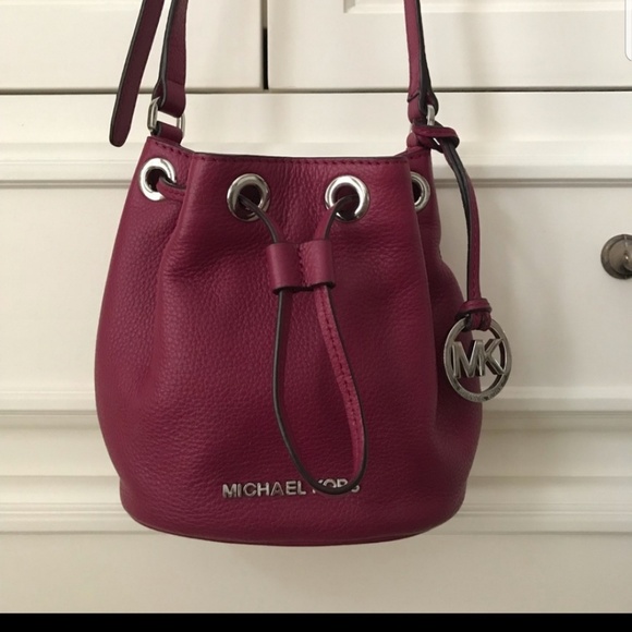 Michael Kors Handbags - Michael Kors Crossbody Bucket Bag